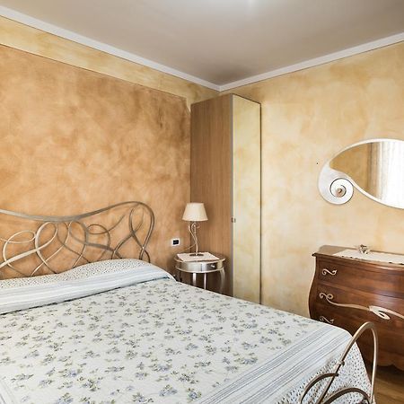 פואניאגו B&B La Petite Maison חדר תמונה